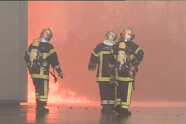 Le hangar est en feu depuis 3 heures cette nuit. Des pompiers sont encore sur place pour endiguer le sinistre (Photo d'archives)