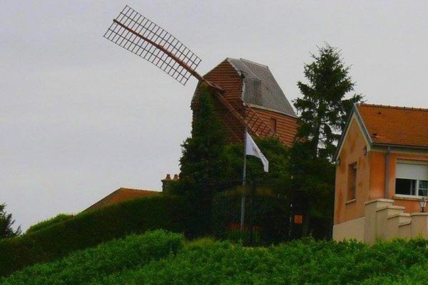 Le moulin de Verzenay, emblématique du terroir de Champagne-Ardenne n'a plus que deux ailes. 