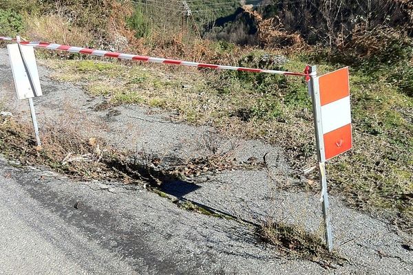 Route d’Ampriani, sur la RD 116, des panneaux signalent l'effondrement de la chaussée