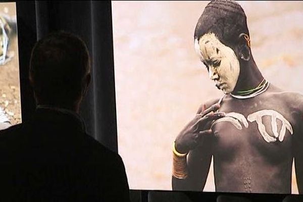 Parmi les photographes exposés : l'Allemand Hans Silvester qui présente sa série "hommes peints" (Ethiopie)