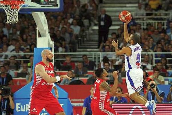 Montpellier - Tony Parker, qui s'envole ici dans la défense polonaise, a battu un nouveau record de points, sans doute son plus beau - 8 septembre 2015.