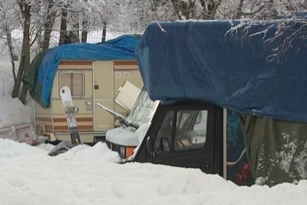 Existe-t-il un problème d'hébergement à La Clusaz et plus généralement pendant la saison d'hiver pour les saisonniers? L'hébergement en fourgon existe et les conditions de vie sont alors particulièrement dures (05/01/2013)