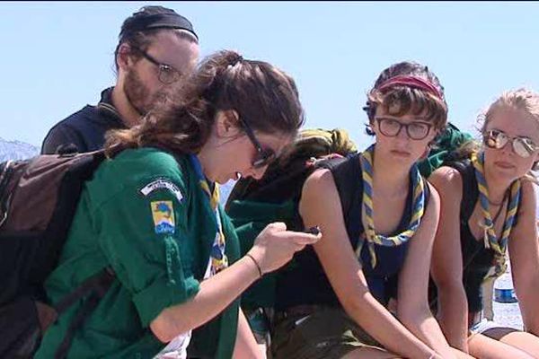 Des jeunes filles catholiques pratiquantes hier devant Notre Dame-de-la-Garde