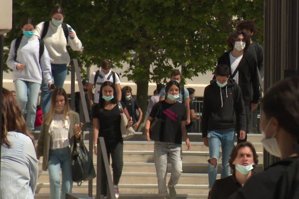 L'épreuve du grand oral inquiète de plus en plus de lycéens. "L'organisation des épreuves cette année nous pénalise beaucoup" s'exprime l'un d'entre eux, ce jeudi, au lycée Langevin. 