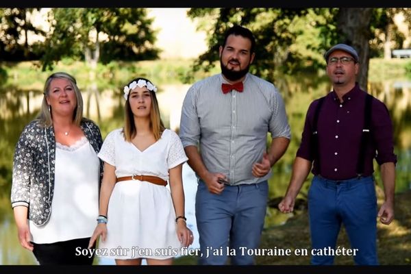 La vidéo reprend la chanson "A nos souvenirs" du groupe Trois Cafés Gourmands.