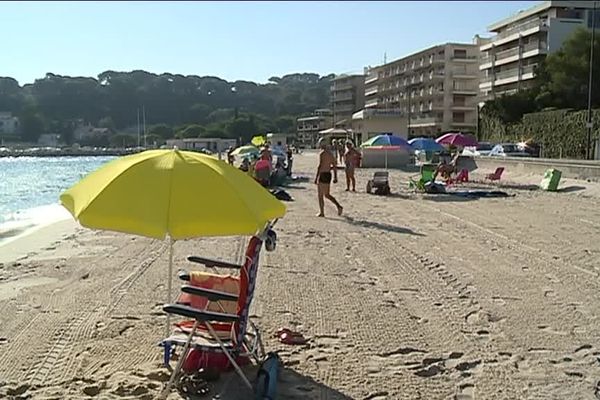 Les touristes ont de la place en septembre sur les plages d'Antibes contrairement aux mois d'été.