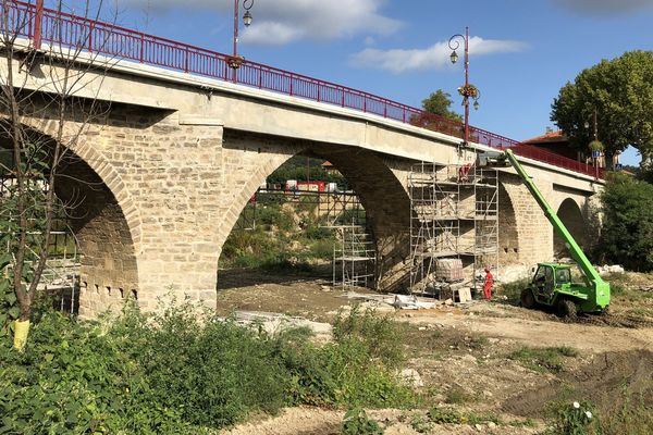 En cette fin septembre, la rivière Le Loquet est presque à sec à Saint Hilaire. Difficile d'imaginer qu'il y a un an, une vague de 12 mètres est passée par dessus le pont.