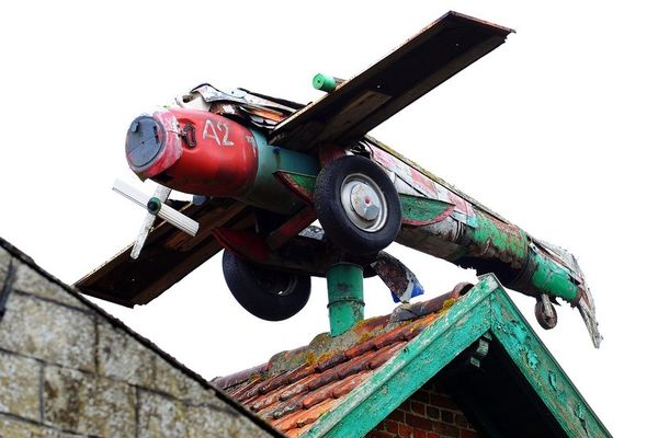 Un avion sur le toit de la ferme aux avions à Steenwerck, au bord de l'A25. 