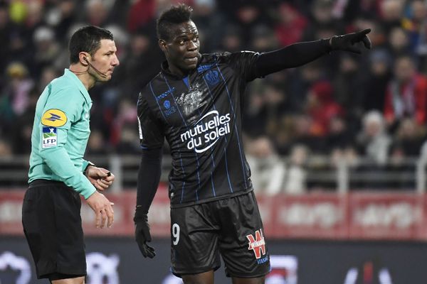 Mario Balotelli montre à l'arbitre Nicolas Rainville la tribune où se trouvent les supporteurs qui auraient proférés des insultes racistes.