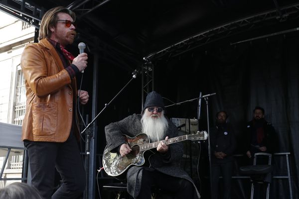 Deux membres du groupe Eagles of Death Metal rendent hommage aux victimes des attentats du 13 novembre 2015, le 13 novembre 2017.