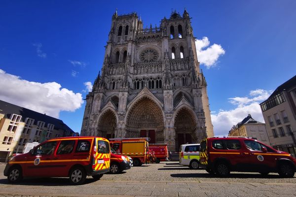 Un ouvrier a fait une chute du haut de la cathédrale d'Amiens. L'homme est blessé au dos.