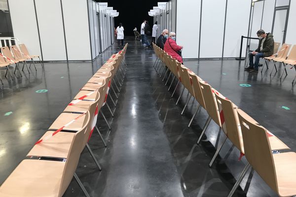 Une salle d'attente adaptée aux normes sanitaires, huit cabines de vaccinations, neuf médecins et autant d'infirmières, c'est l'infrastructure de départ du nouveau centre de vaccination de Saint-Nazaire au Life, à l'intérieur de l'ancienne base de sous-marins.