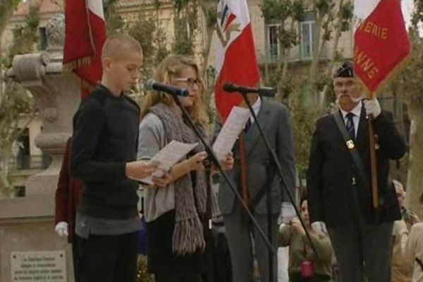 Les collègiens de 3ème lisent des textes de poilus devant le momument aux morts , à Narbonne