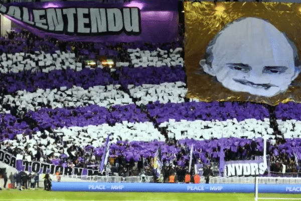 Face à Liverpool, lors de la coupe d'Europe 2023-2024, les supporters toulousains ont déployé au Stadium une banderole sarcastique pour leur équipe. "Sur un malentendu, ça peut marcher".