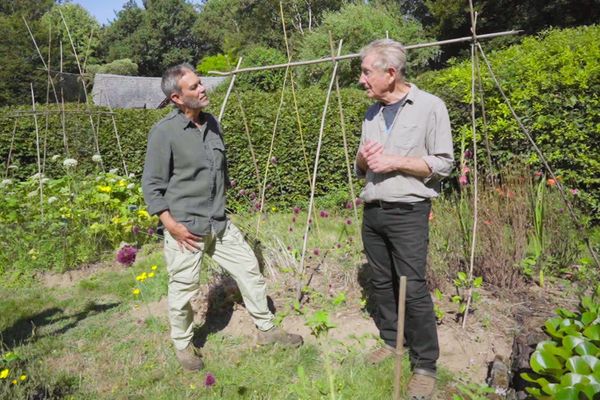 Éric Perrin dans le jardin potager de Gilles Clément dans le Creuse.