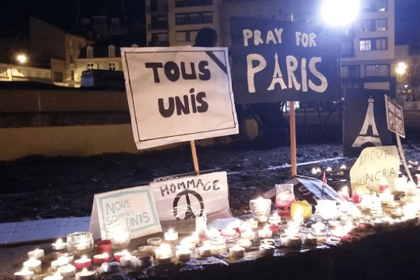 Des bougies allumées en mémoire des victimes place de la République à Limoges