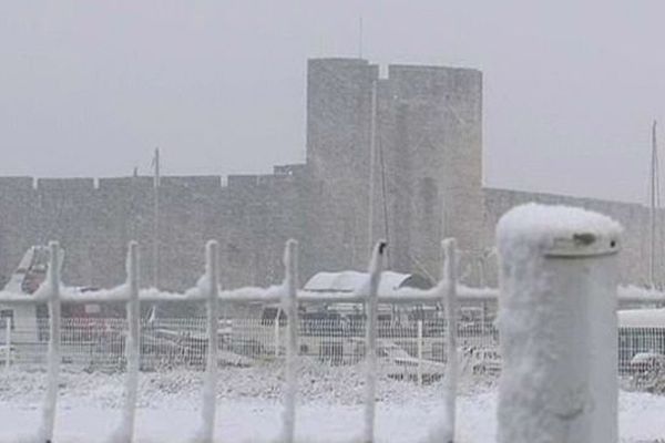 Aigues-Mortes (Gard) - il neige sur la cité de Saint-Louis - 27 novembre 2013.