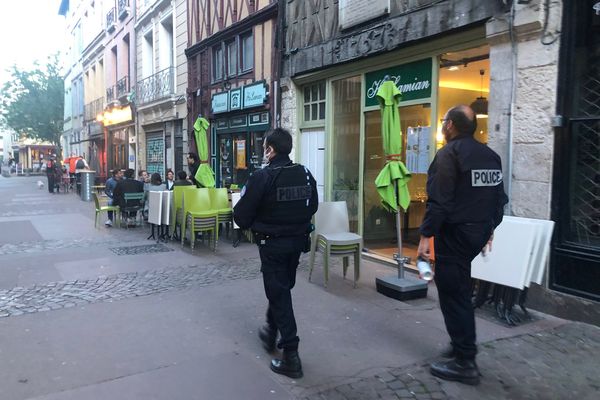 La police nationale veille à ce que la fermeture des terrasses à 21h soit respectée. 