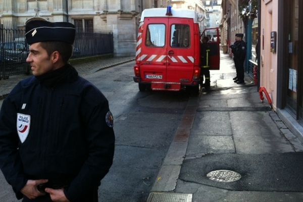 Pompiers et gendarmes devant le palais de justice de Rouen.