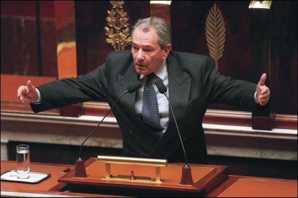 Michel Crépeau au pupitre de l'Assemblée Nationale en février 1998.