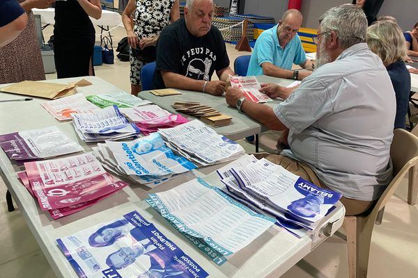 Dépouillement ce dimanche 9 juin dans un bureau de vote de Golfe-Juan, dans les Alpes-Maritimes.