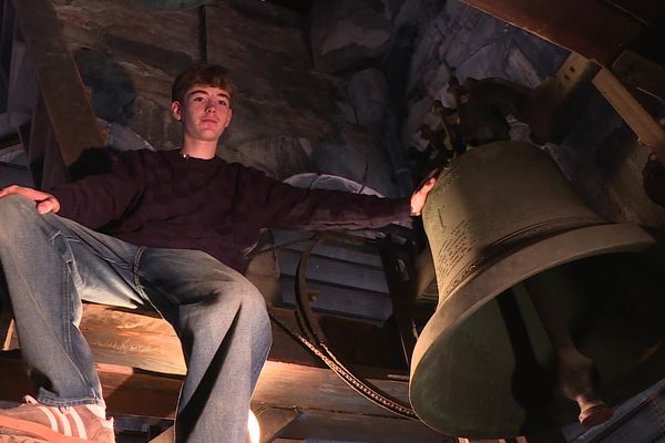 Éliott Housieaux, tout jeune carillonneur de 14 ans, a fait le déplacement depuis Saint-Amand-les-Eaux, près de Lille, pour jouer sur le nouveau carillon de l’église Saint-Pierre de Vaise, à Lyon.