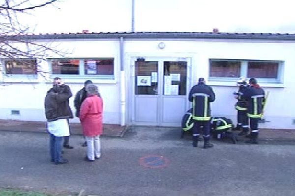 Intervention des pompiers au gymnase du collège de Pierre-Buffière, mardi 11 décembre 2012, à la suite d'une légère intoxication d'élèves présents dans les locaux