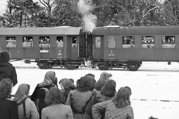 Echange de prisonniers à Kreuzlingen ( frontière Suisse-Allemagne, le 1er janvier 1945) sous les auspices de la Croix Rouge Internationale