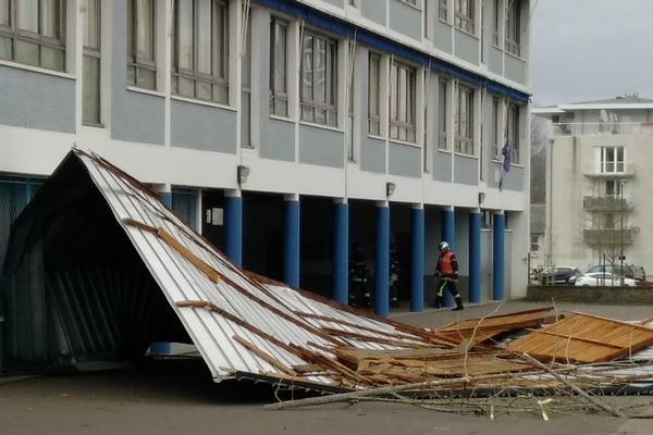 Le toit de l'école Thérèse Simonet à Brive a été arraché au moment où 200 élèves étaient présents dans la cour de récréation. Lundi 6 mars 2017