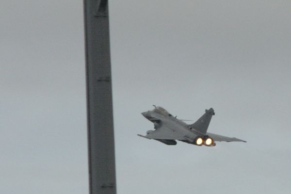 Un avion de chasse Rafale au décollage à la base aérienne 113 de Saint-Dizier.