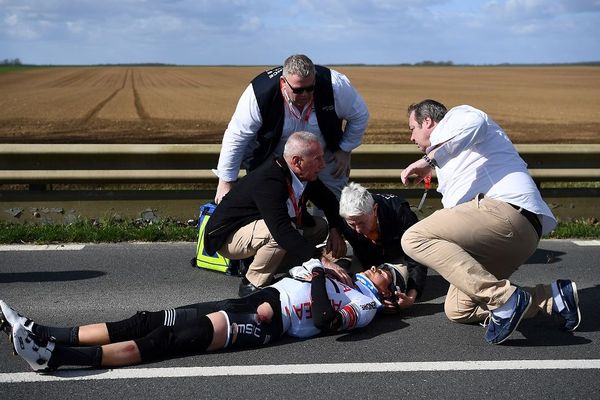 Warren Barguil entouré par les secours après sa chute sur le Paris - Nice