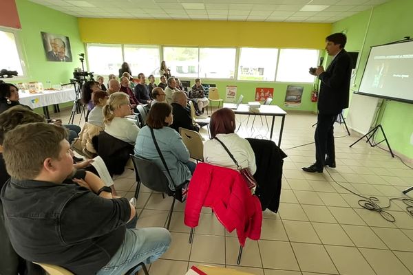 Stéphane Ostrowski, ancien basketteur international répond aux questions de personnes souffrant de déficience mentale.