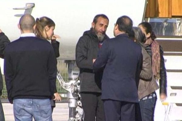 Daniel Larribe , ce matin , acceuilli à sa descente d'avion par le Président de la République  