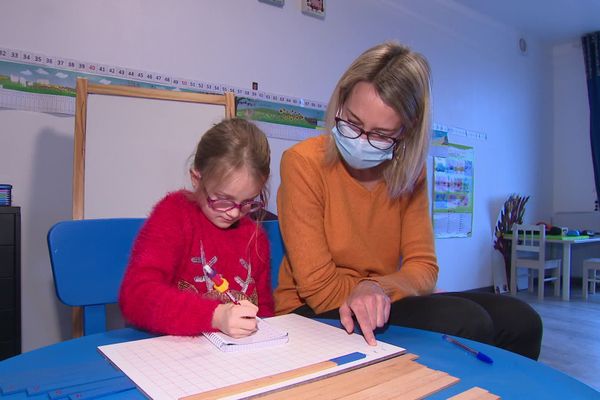 Maïlane, 6 ans et demi, apprend à la maison.