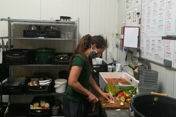 Cinq soigneurs sont toujours présents au parc animalier de Ardes-sur-Couze, dans le Puy-de-Dôme. Ils sont là pour prodiguer les soins aux animaux et leur préparer à manger. 