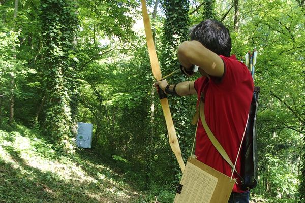 Les 4 et 5 mai, 70 passionnés se donnent rendez-vous à Crépy-en-Valois pour le championnat européen de tir aux armes préhistoriques