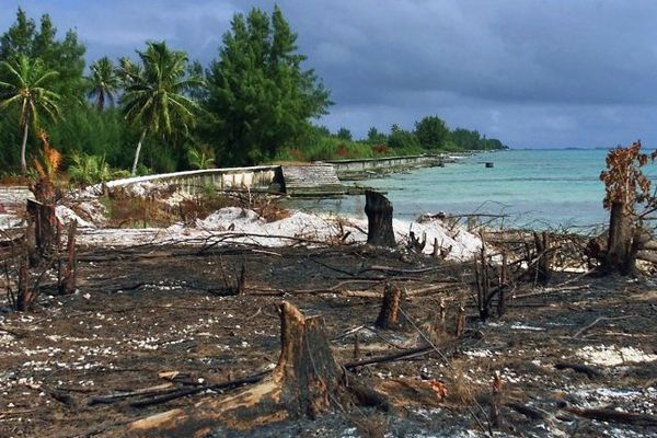 Vue partielle de l'ancienne zone de vie de l'atoll de Mururoa prise le 06 juin 2000 en Polynésie française quatre ans après l'arrêt définitif des essais nucléaires français