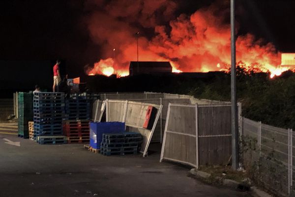 Des flammes hautes de plusieurs mètres ont ravagé les entrepôts de cette entreprise de recylcage installée à Plaisance-du-Touch, près de Toulouse.