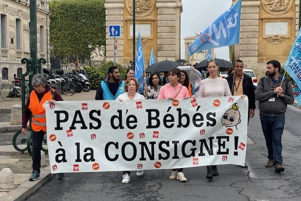 Une dizaine de professionnels de la petite enfance se sont rassemblés à Montpellier se jeudi pour dénoncer leurs conditions de travails.