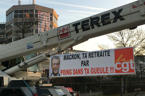 Un des engins bloquant l’accès au siège du port de Rouen (Seine-Maritime).