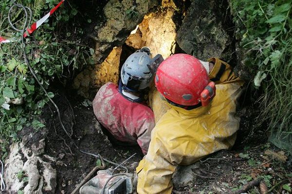 Il faut élargir les boyaux à l'explosif pour faire passer le brancard