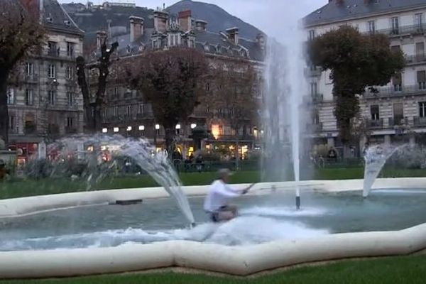 Séance de wakeskate dans une fontaine