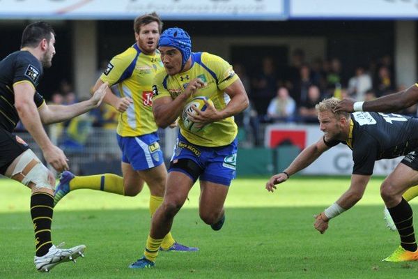 Le centre clermontois Benson Stanley tente d'échapper aux plaquages des joueurs du Stade Rochelais lors du match de L'ASM Clermont Auvergne contre La Rochelle au stade Michelin à Clermont -Ferrand, le 11 octobre 2014 .