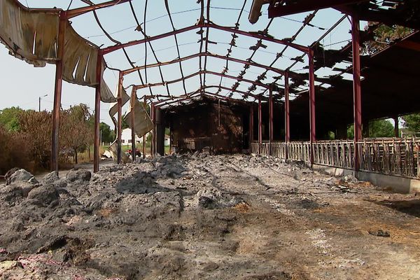 Un des bâtiments agricoles totalement détruits par le feu