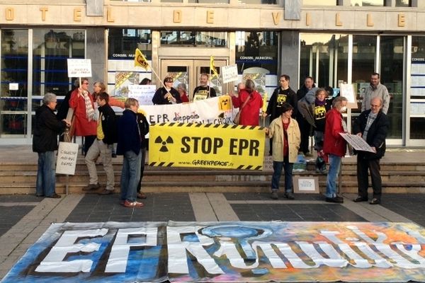 Des militants anti-EPR manifestent devant l'Hôtel de Ville de Dieppe.