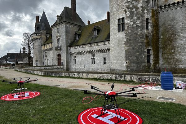 Un drone pulvérisateur au secours du château de Sully