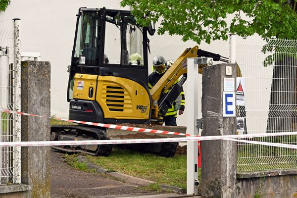 La conduite a été arrachée mercredi 26 juin 2024 lors de travaux réalisés par une mini-pelle rue Anatole France à Condom, dans le Gers. (Illustration)