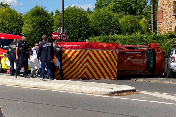 L'accident s'est produit vers 15H30, à Châlons-en-Champagne. Le conducteur d'un véhicule a perdu le contrôle et a traversé le terre-plein central, avant de venir percuter une voiture en stationnement.