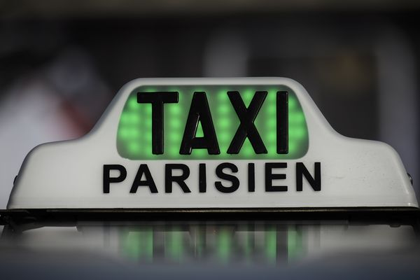 Un taxi parisien dont la lumière verte signifie qu'il est disponible pour prendre des clients. Photo d'illustration. 
