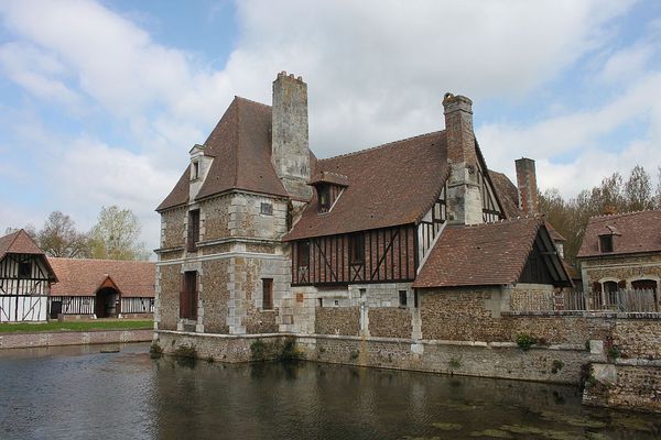 Dans l'Eure, à Beaumont-le-Roger, un VENDREDI éclairci pour le Manoir du Hom.